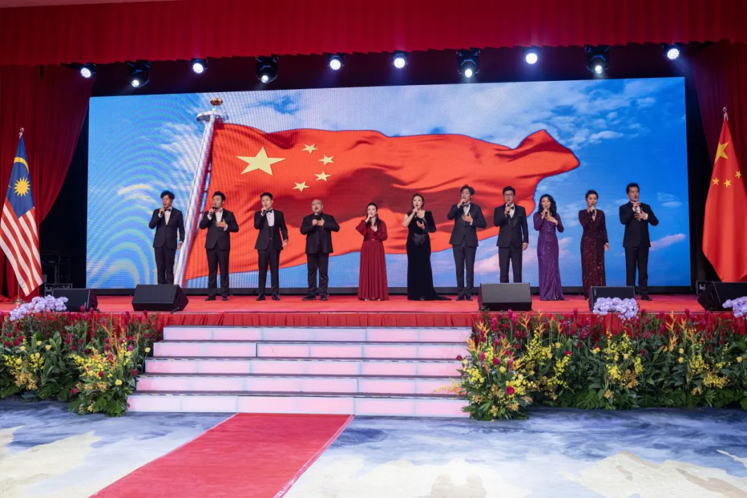 庆祝中华人民共和国成立76周年招待会现场节目与嘉宾交流