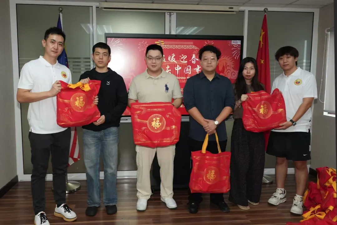 UCSI中国学联组织UCSI学生领取使馆“春节暖心包”