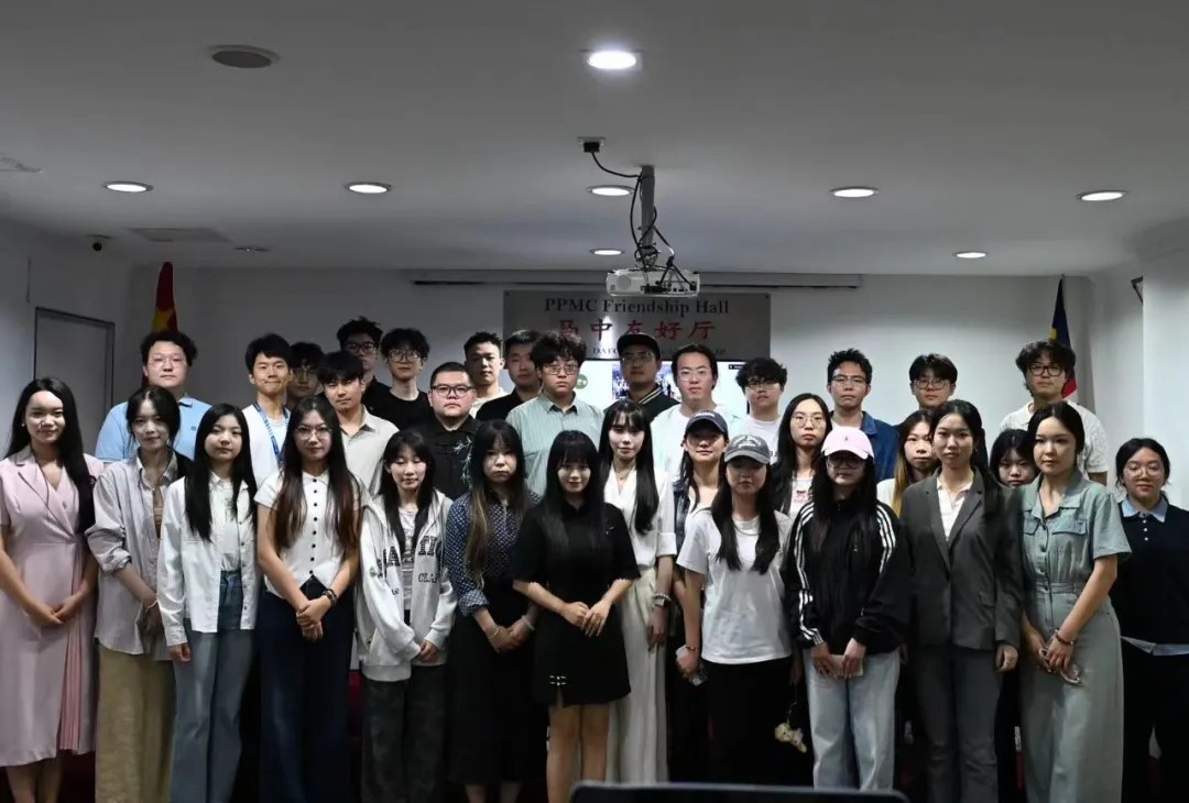 全马学联理事王霜露介绍学联服务体系