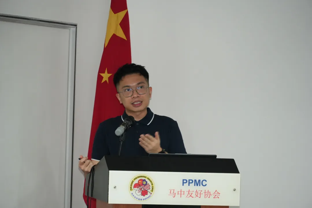 中国驻马来西亚大使馆王楠领事在2025新生说明会讲话