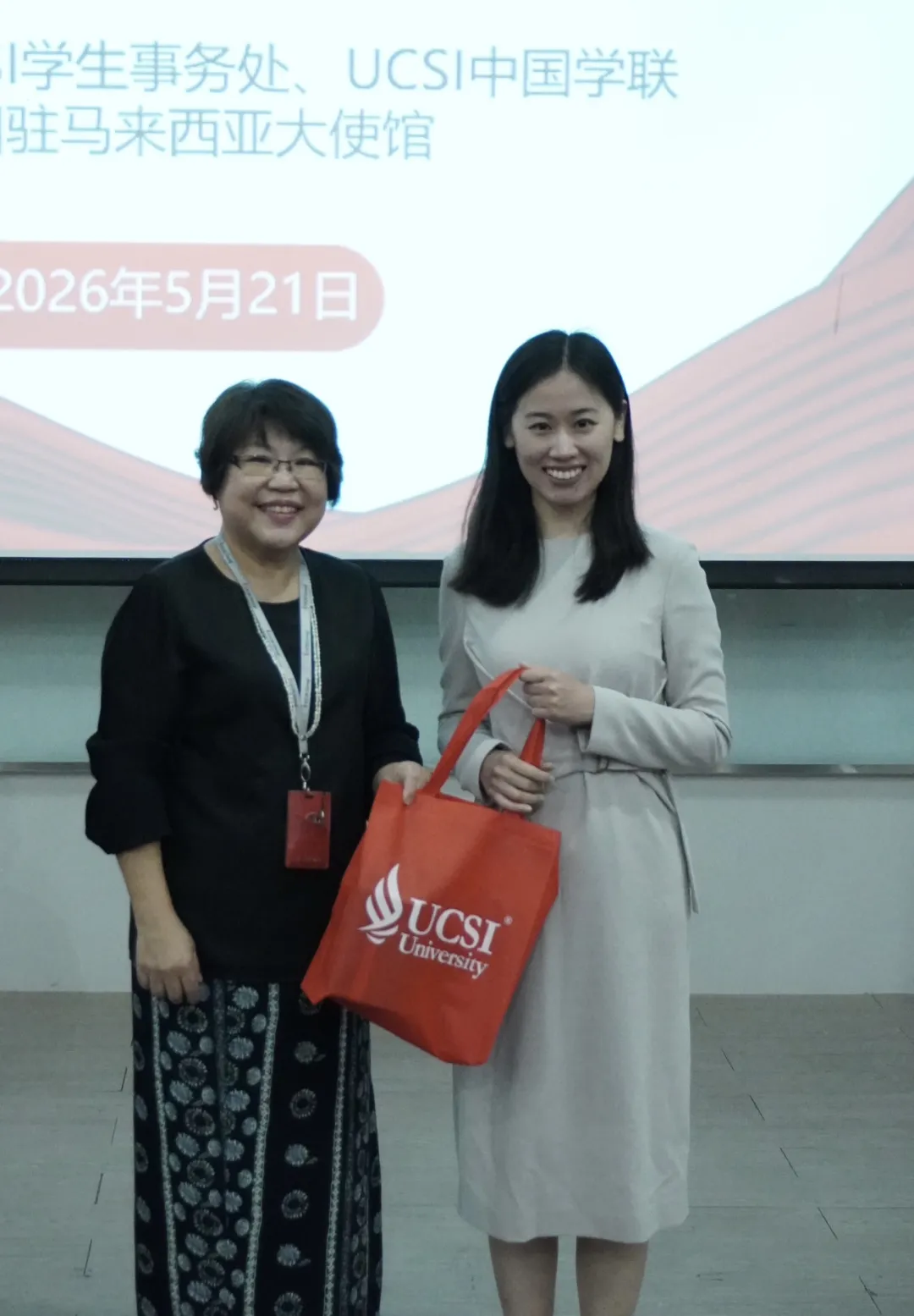 UCSI大学副校长向中国驻马使馆嘉宾赠送纪念品